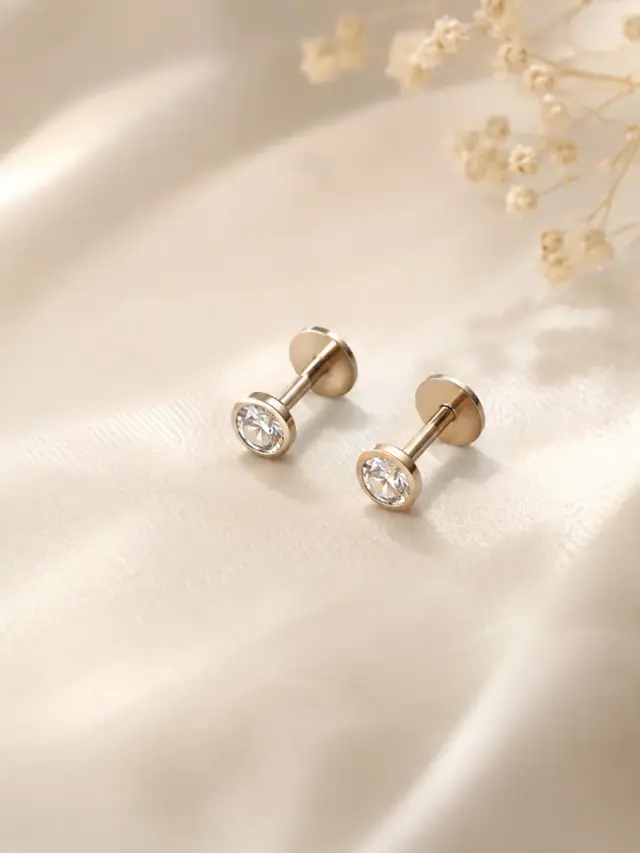सोते समय चुभन से बचाने वाले Flat Back Earrings पहनती हुई महिला, आरामदायक और स्टाइलिश ज्वेलरी ट्रेंड